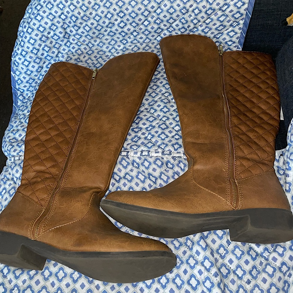 Brown size 9 wide/ wide calf quilted boots.